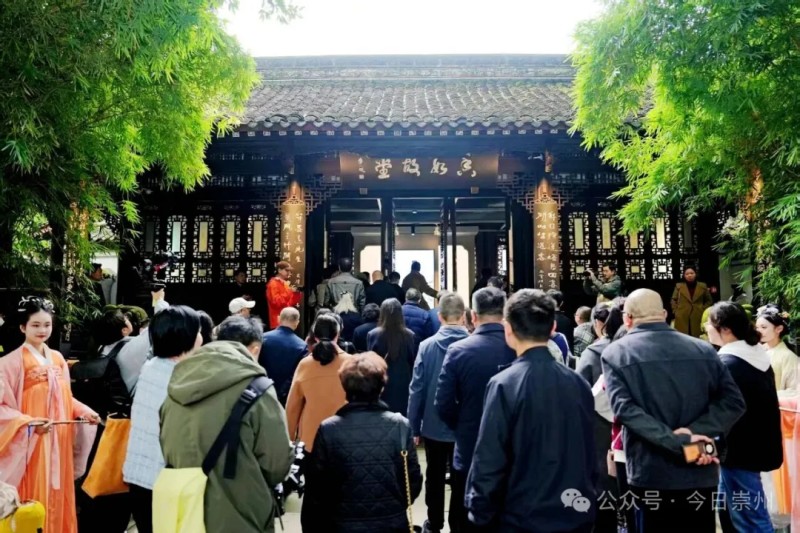 市民游客參觀陸游祠。崇州市融媒體中心供圖