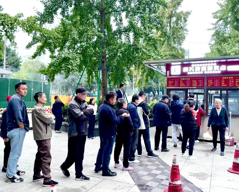 紅色外賣亭前，前來購買的顧客排起了長隊。陶冶攝