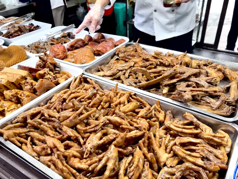 外賣亭內各種涼菜。段盈盈攝