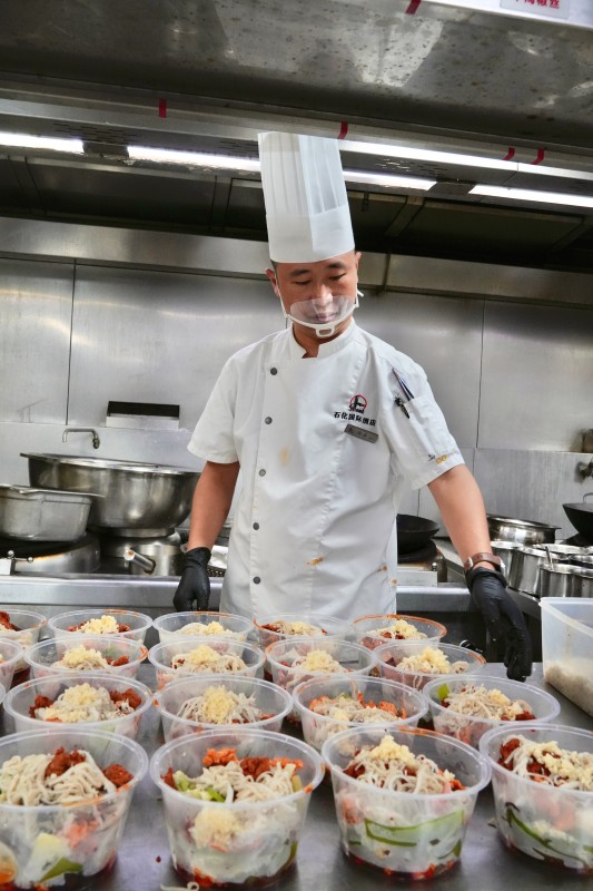 石化酒店廚師長岳志正在制作招牌冒菜。陶冶攝