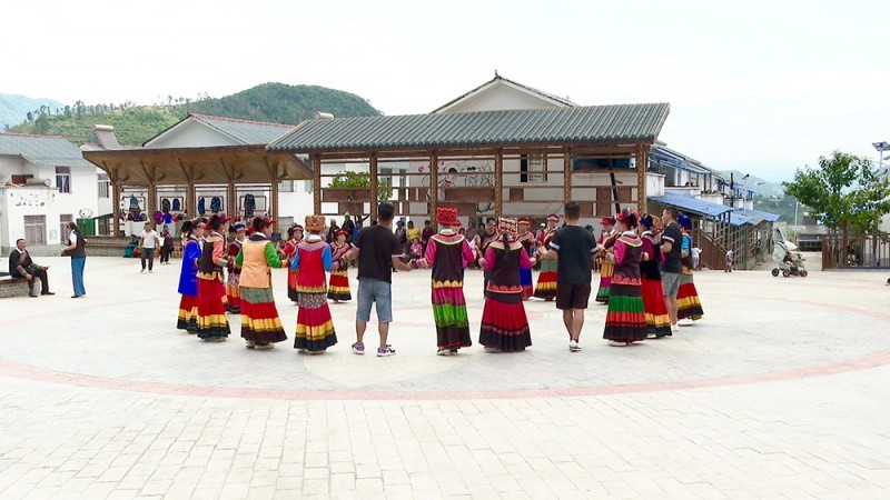 眉山村村民載歌載舞慶豐收。綿竹市融媒體中心供圖