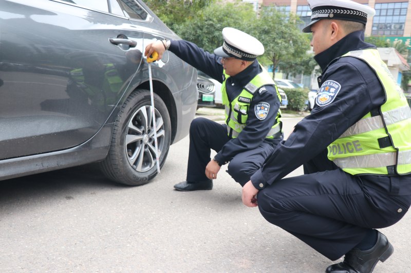甘虎與同事正開展日常巡查工作。安岳縣公安局供圖