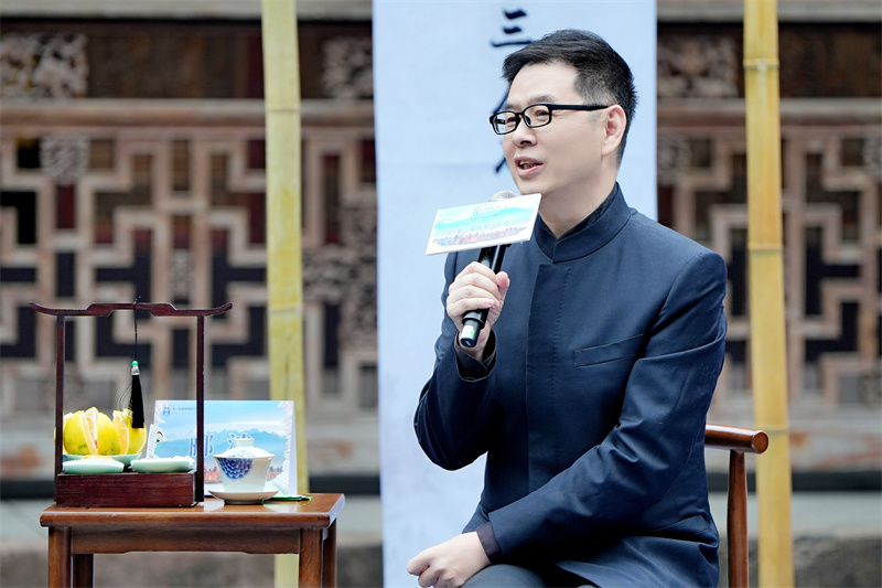 南京師范大學文學院教授、博士生導師、江寧織造博物館館長酈波。崇州市委宣傳部供圖