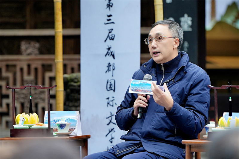 中國文藝評論家協會原副主席、四川省文聯副主席、四川省文藝評論家協會主席李明泉。崇州市委宣傳部供圖