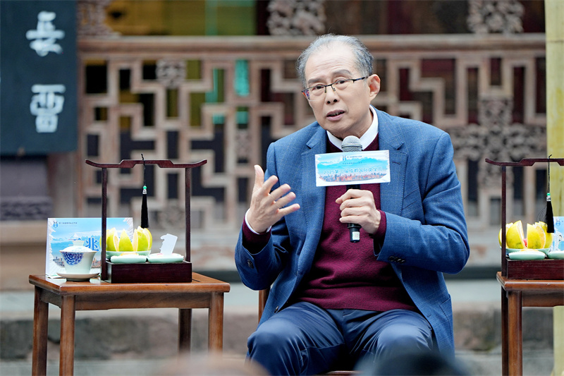 中南民族大學文學與新聞傳播學院二級教授、中國宋代文學學會會長、中國詞學研究會會長王兆鵬。崇州市委宣傳部供圖