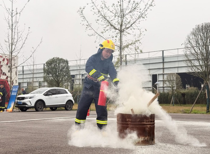原地著滅火戰斗服和滅火器滅火實操項目。鄭宇丹攝