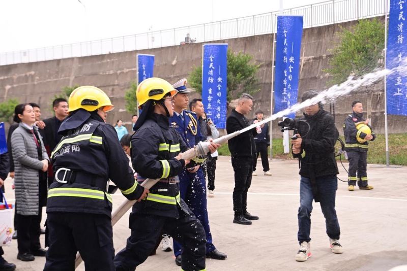 消火栓出水打靶實操。資陽高新消防救援大隊供圖 