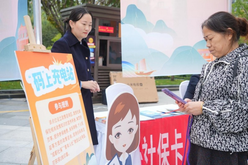 向市民發放宣傳資料。主辦方供圖