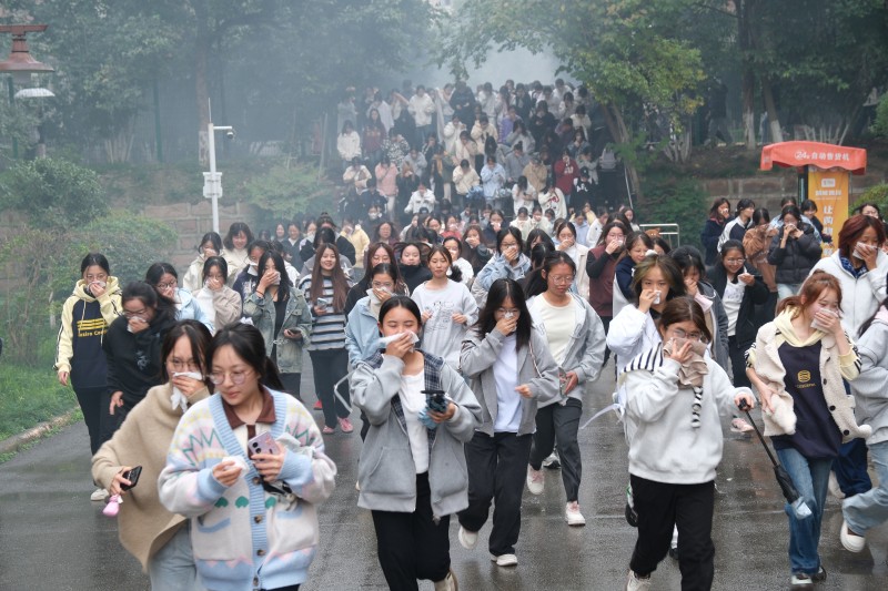 學生進行逃生疏散演練現場。四川工程職業技術大學供圖