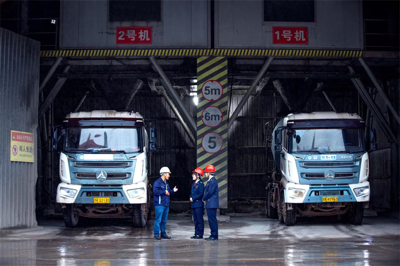 稅務干部在建筑工地了解攪拌站實際用水情況。達州市稅務局供圖