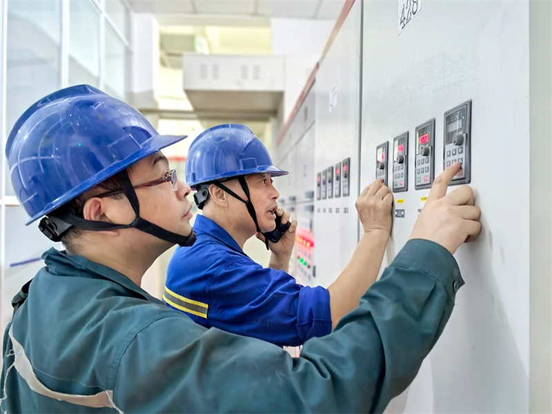 四川龍佰鈦業有限公司技術工作正在調試設備。綿竹市融媒體中心供圖