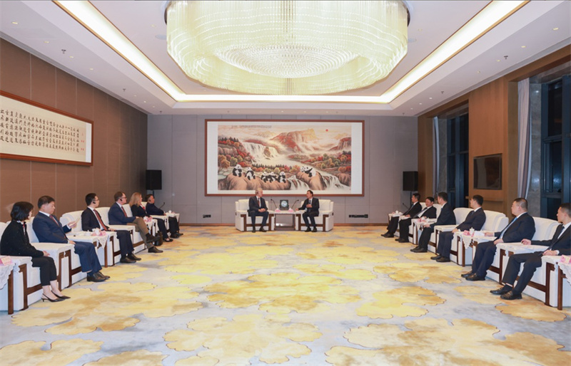 趙波會見瑞士科萊恩國際有限公司首席執行官、執行指導委員會成員康睿德一行。樂山市融媒體中心供圖