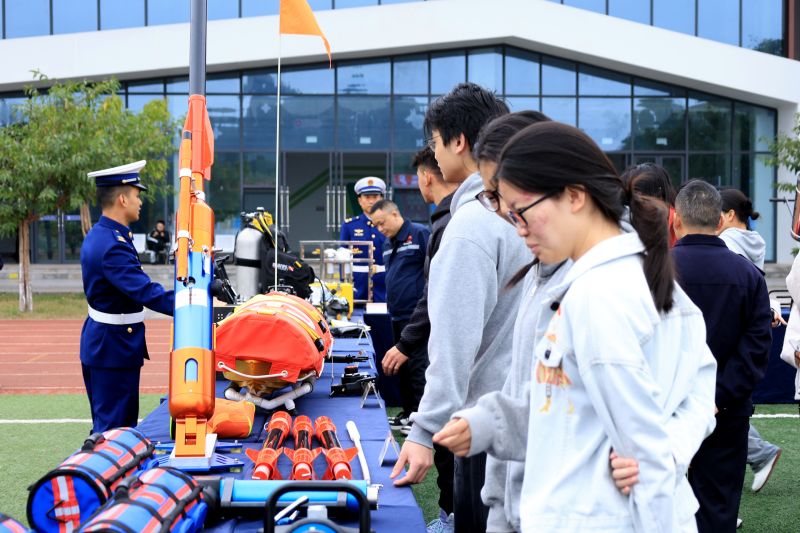 參觀消防裝備。資陽市消防救援支隊供圖