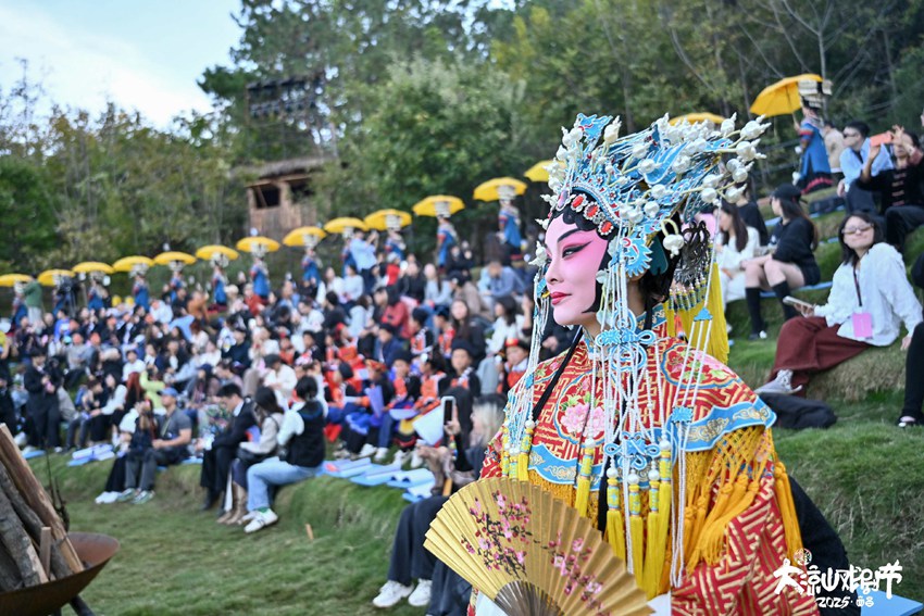 第七屆大涼山戲劇節在四川省涼山彝族自治州西昌市正式啟幕。涼山州委宣傳部供圖
