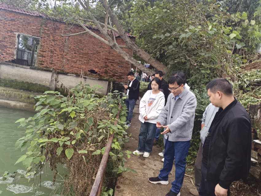 “雙河長”聯合巡查現場。吳渝攝