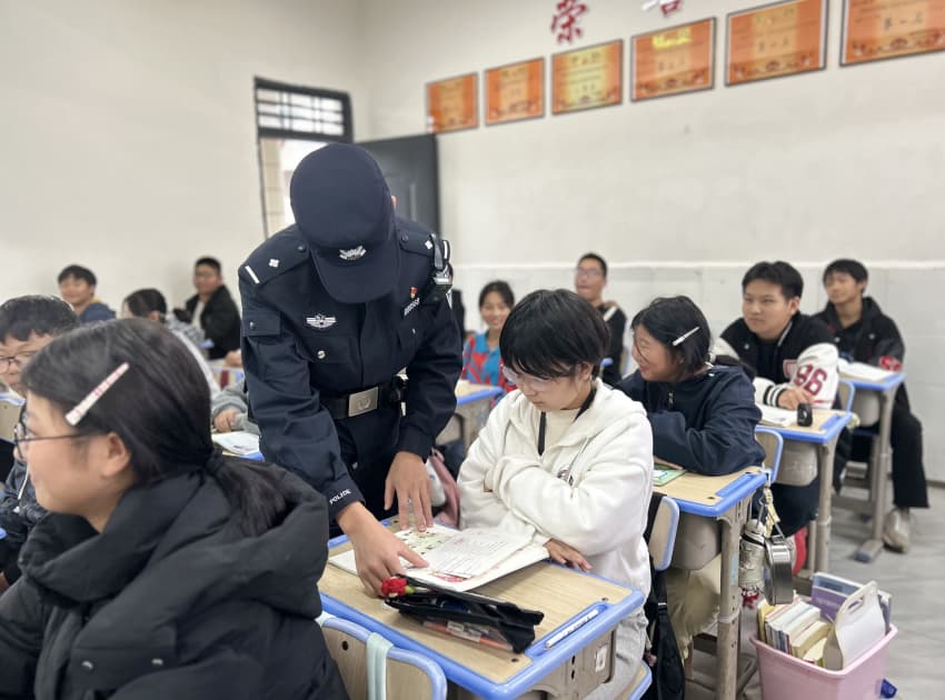 民警正在為學生普及校園安全知識 安岳縣公安局供圖