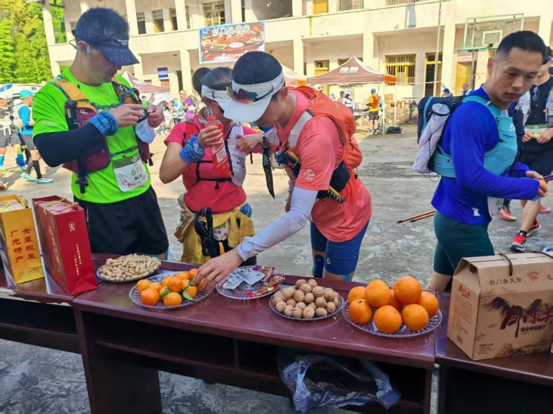 選手中途補充能量。主辦方供圖