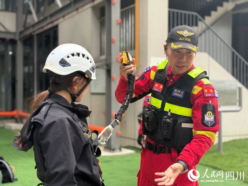 體驗索降。鄭宇丹攝