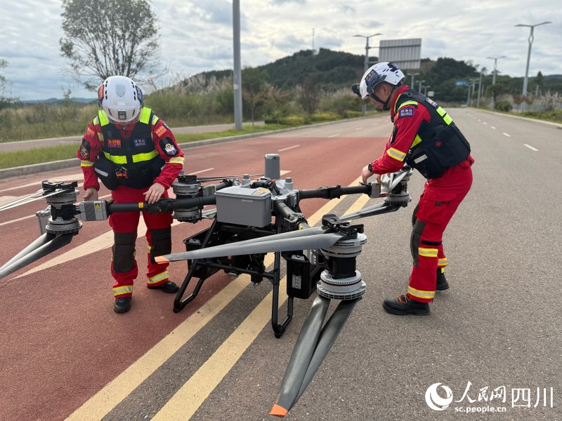 消防人員進行無人機訓練。鄭宇丹攝