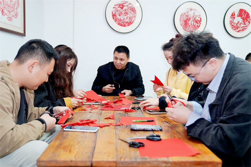 一起做手工剪紙。主辦方供圖