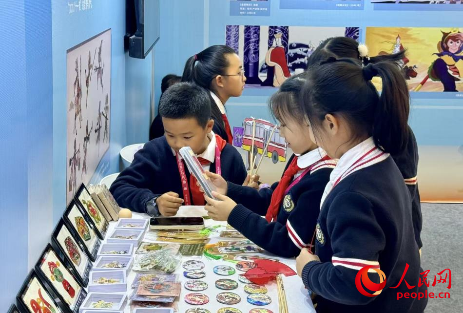 小朋友在觀看皮影作品。人民網記者 楊睿攝