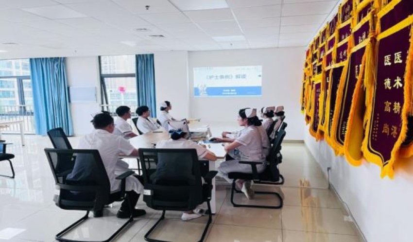 醫護人員正在學習《護士條例》。資陽市中醫醫院供圖