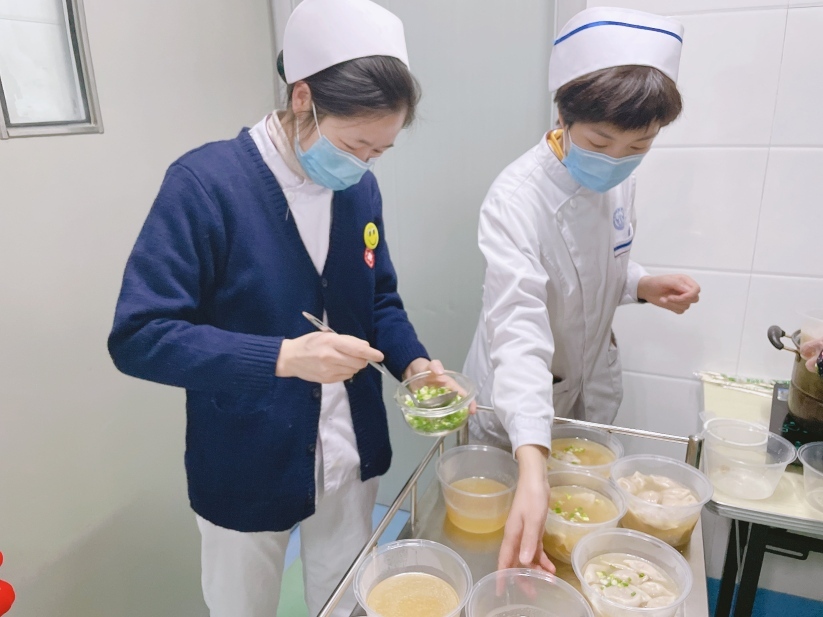 詹敏和同事們一起為患者煮餃子。資陽市中醫醫院供圖