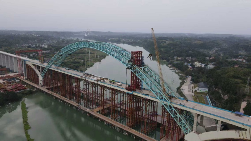 成渝中線高鐵簡陽沱江特大橋主梁順利合龍。長江沿岸鐵路集團供圖