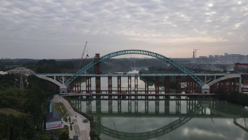 成渝中線高鐵簡陽沱江特大橋主梁順利合龍。長江沿岸鐵路集團供圖