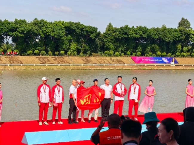 領獎。曾莉供圖