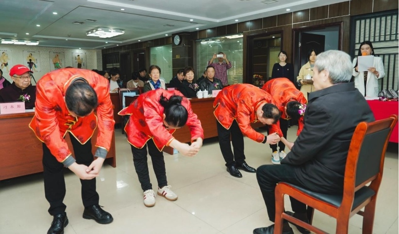 “唐氏芒針”傳承拜師儀式。四川省中醫芒針協會供圖