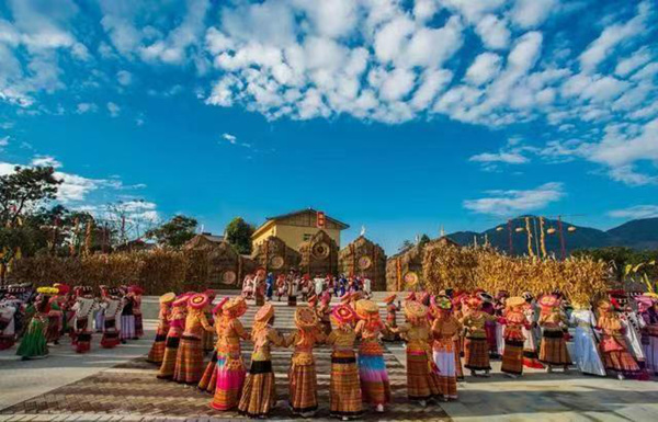傈僳族村民排練非遺歌舞節目。米易縣新山傈僳族鄉新山村委會