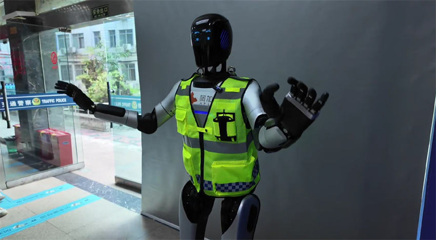 “通天曉”人形機器人。成都市經信局市新經濟委供圖