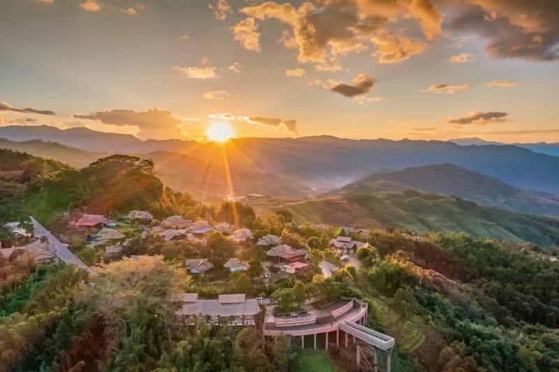 晨曦中的特色民宿。主辦方供圖