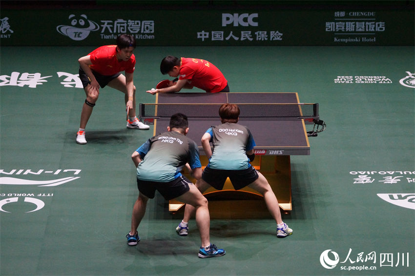 王楚欽和孫穎莎在比賽中。人民網 羅昱攝