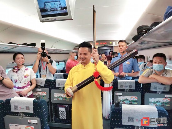 瀘州-成都高鐵首發列車上自貢曲藝表演