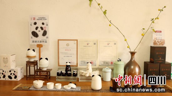 明月村文創產品。(唐啟浩 攝)