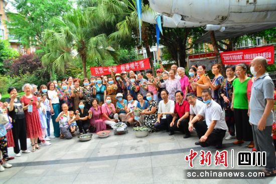雙流區歐城花園小區組織各族居民開展端午包粽子活動。雙流區供圖