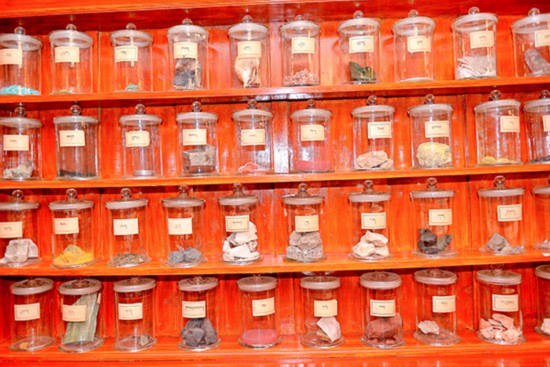 海外“網紅”點贊藏醫藥文化：這真是太神奇了！_fororder_藏藥藥材-攝影-徐軍