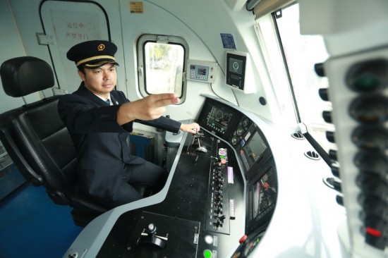 發車前，仲俊斕確認儀表、指示燈狀態正常。成都機務段供圖