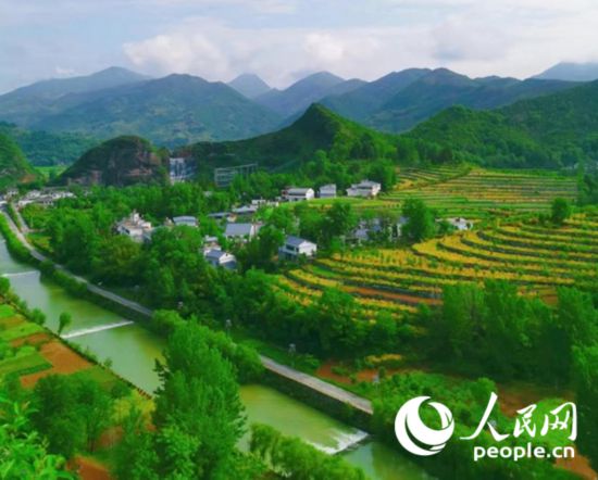 陜西商洛漫川關鎮民宿群。人民網 王麗攝