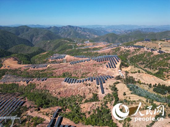 云南南華羅文村的山坡上，一塊塊光伏板連接成片。人民網記者 程浩攝