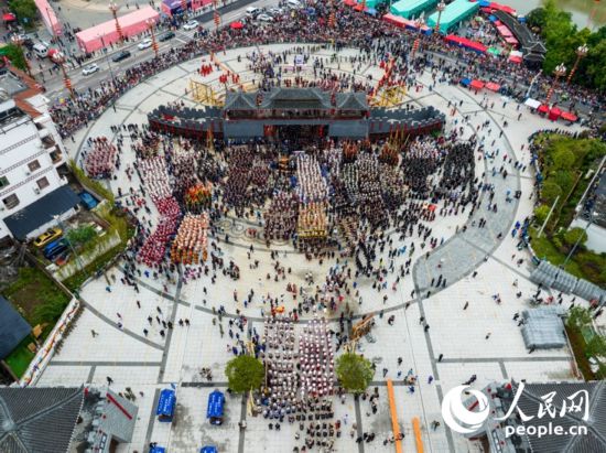 航拍貴州省臺江縣姊妹節萬人盛裝游演隊伍。人民網 陽茜攝