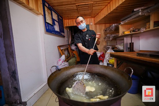 熬糖配料的比例和火候的控制非常關鍵 記者 宋姿熠 攝