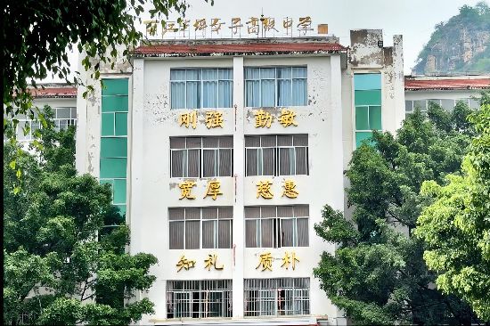 華坪女高教學樓。人民網記者 劉微攝