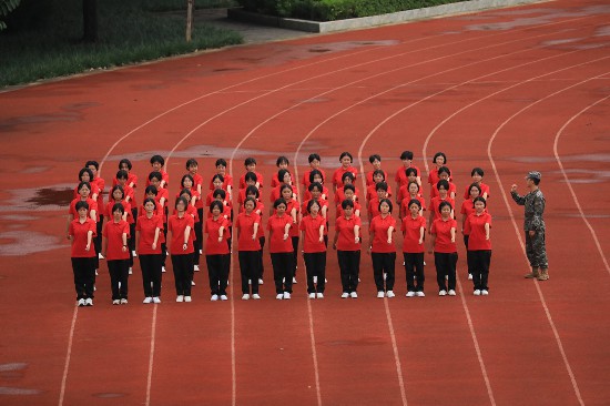 華坪女高2024級新生軍訓。華坪縣融媒體中心供圖