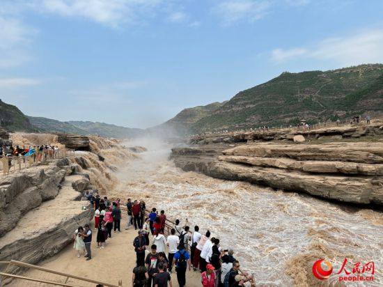 9月6日，游客在延安市宜川縣壺口瀑布景區游玩。 人民網 吳德鋒攝