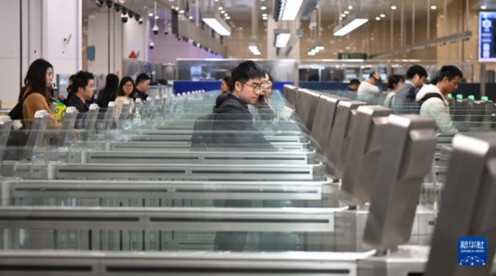 11月25日，在橫琴口岸自助查驗通道，旅客在自助過關。新華社記者 鄧華 攝