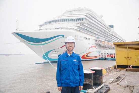 李勇與國產首艘大型郵輪“愛達·魔都號”合影。受訪者供圖
