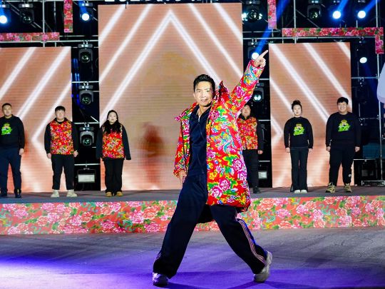 健身教練劉畊宏耐心帶領現場以及線上的朋友們進行熱身。人民網記者 許維娜攝